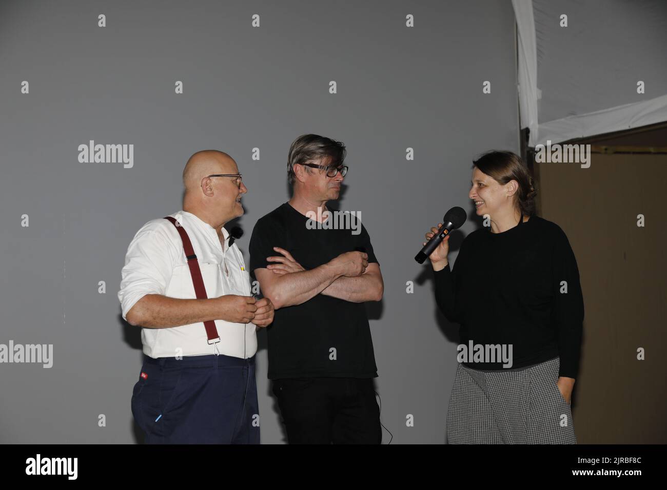 Wolfgang Georgsdorf, Jaroslav Rudiš und Sabine Zimmermann-Törne bei der Premiere des Geruchskino 'Alois Nebel' in der Stadthalle. Görlitz, 21.08.2022 Stockfoto