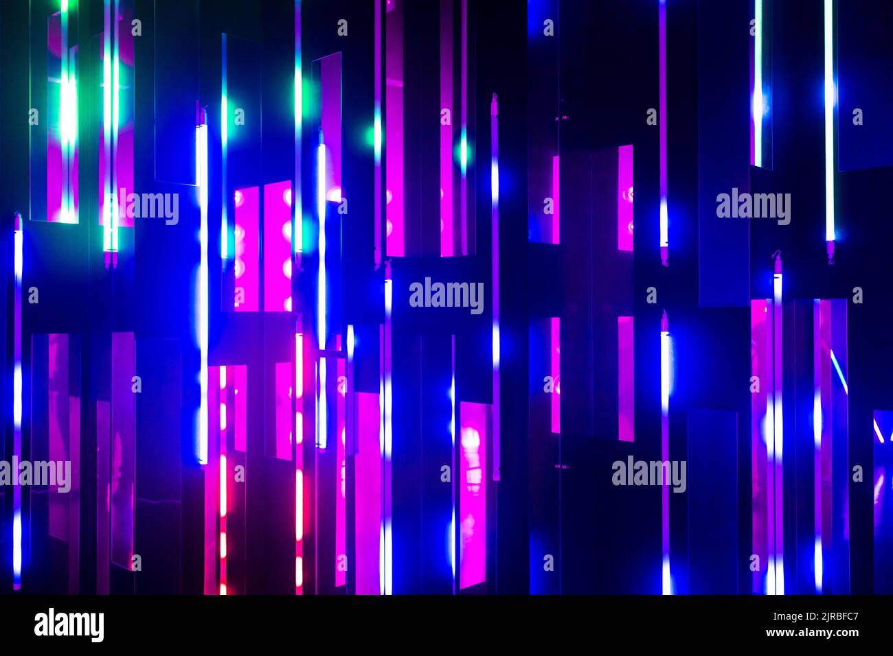 Leerer Raum mit abstrakter Neonbeleuchtung Stockfoto