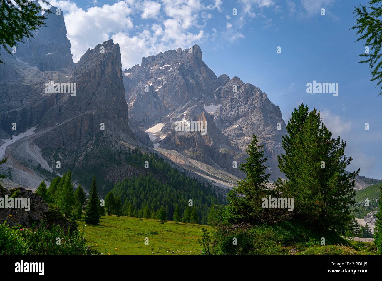 Majestätische Berge vor dem Himmel im Park Pale di San Martino, Trentino, Italien Stockfoto