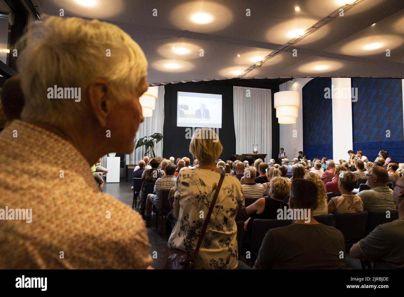 2022-08-23 18:15:36 TUBBERGEN - Bewohner nehmen an einer öffentlichen ratssitzung Teil, um die Entscheidung des Kabinetts zu diskutieren, eine Genehmigung für ein Asylbewerberzentrum in Albergen mit Staatssekretär Eric van der Burg (Asyl) zu erteilen. Es gibt viel Protest gegen diese Kabinettsentscheidung, sowohl von Anwohnern als auch vom gemeinderat. ANP VINCENT JANNINK niederlande Out - belgien Out Stockfoto
