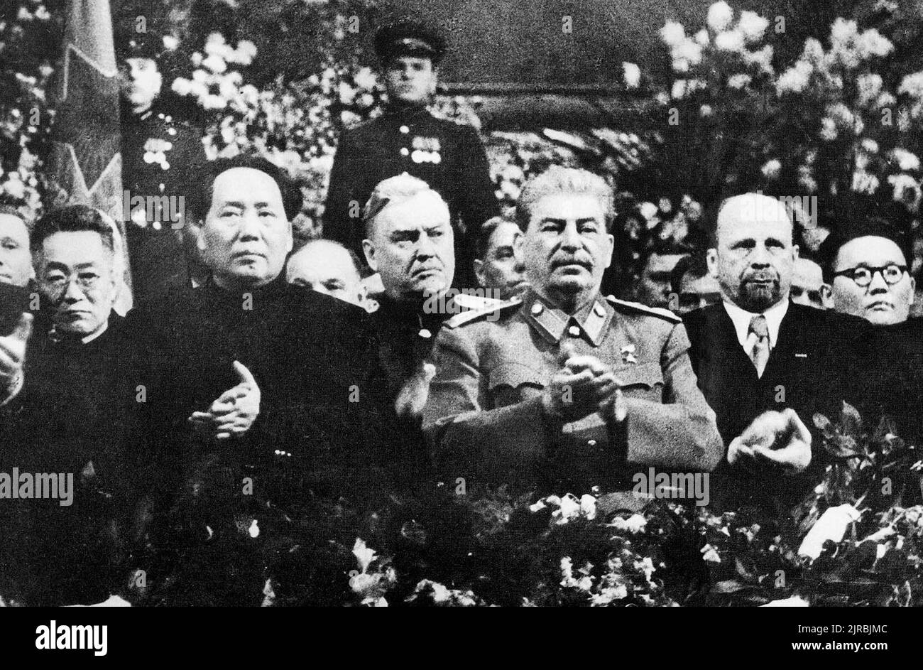 Mao an Stalins Seite bei einer Zeremonie anlässlich Stalins 71.. Geburtstag im Dezember 1949 in Moskau. Hinter ihnen ist Marschall der Sowjetunion Nikolai Bulganin. Auf der rechten Seite Stalins steht Walter Ulbricht aus Ostdeutschland und am Rande der Mongolei Yumjaagiin Tsedenbal. Die Person ganz links ist Shi Zhe, Maos russischer Übersetzer, 1949 Stockfoto