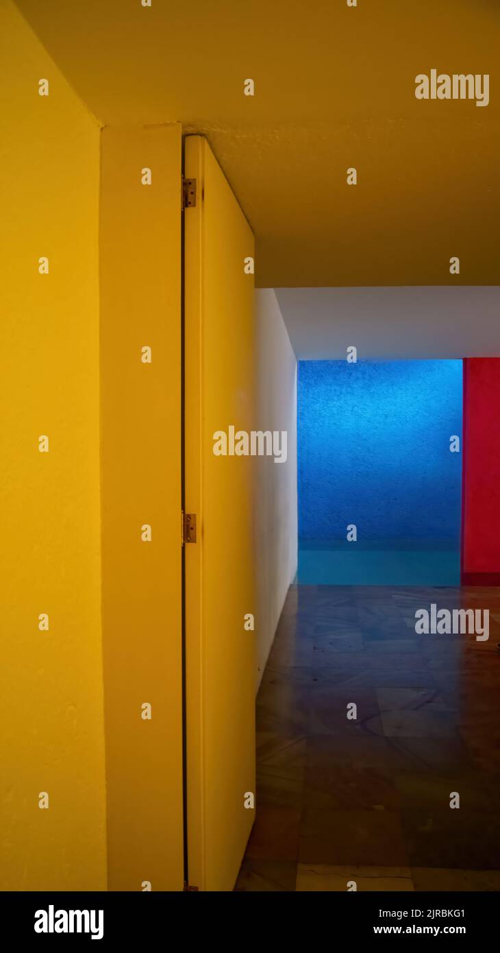 Interieur des gilardi-Hauses des berühmten Architekten luis barragan, Pool, der das Licht reflektiert, blaue Wand und rote Säule, mexiko Stockfoto