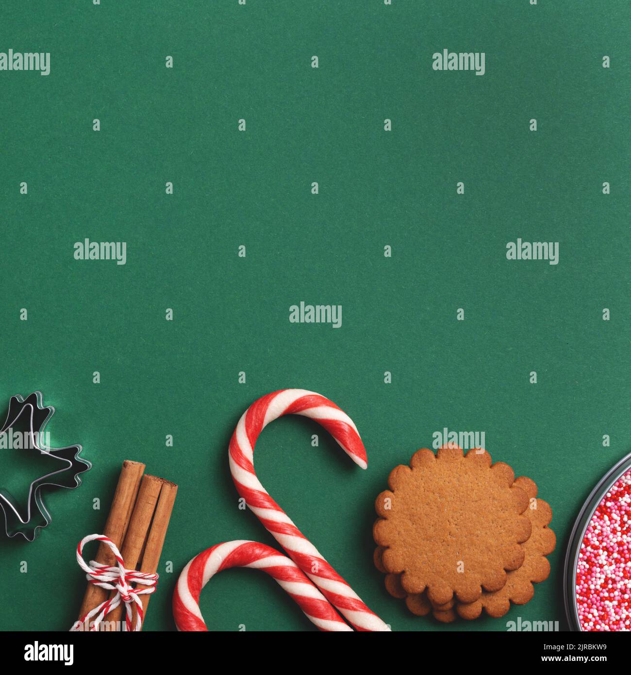 Weihnachtsessen und saisonale Dekorationen von oben. Grünes Weihnachtsquadrat Hintergrund mit Kopierfläche. Stockfoto