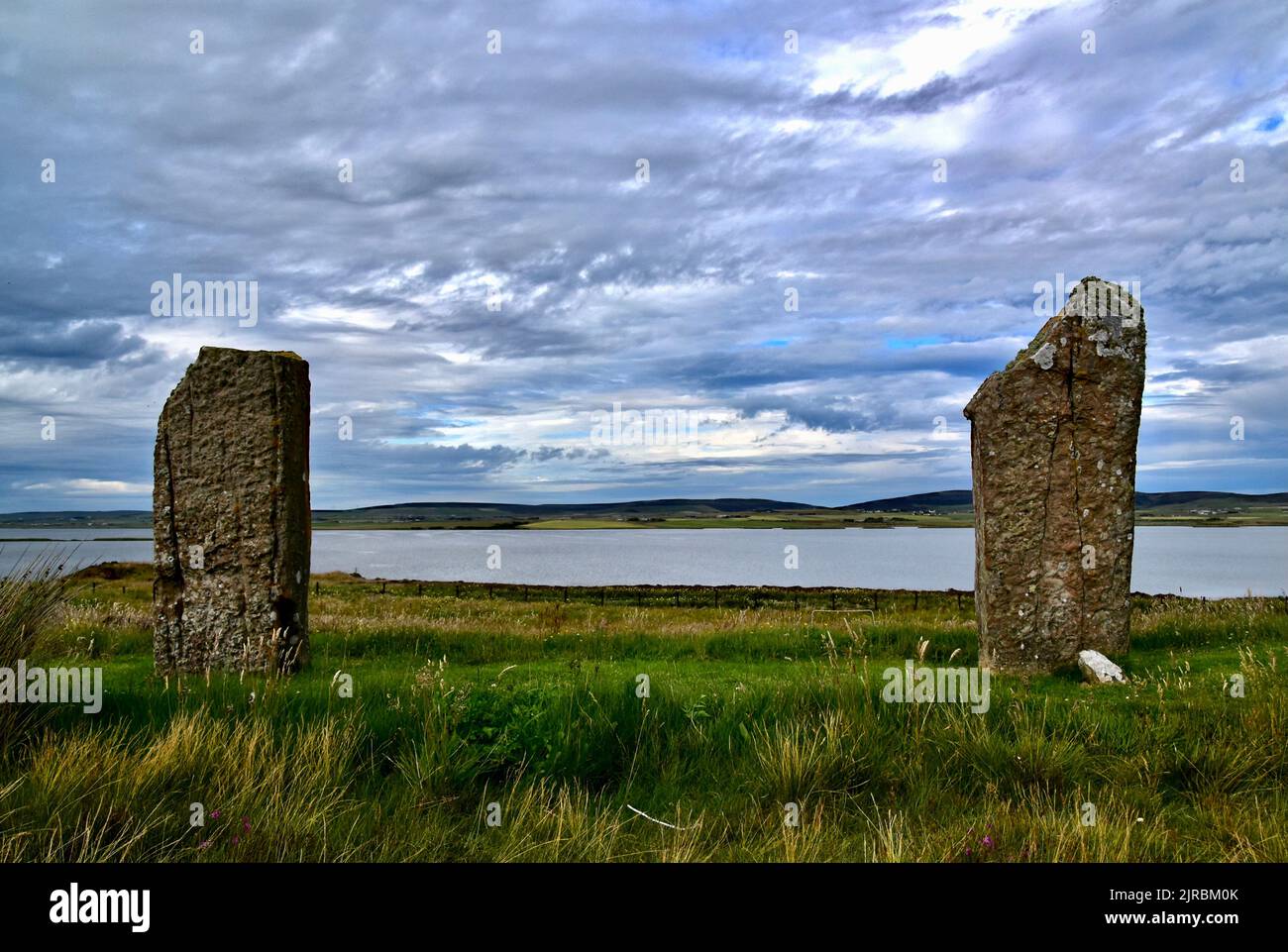 Zwei der stehenden Steine am Ring von Brodgar. Stockfoto