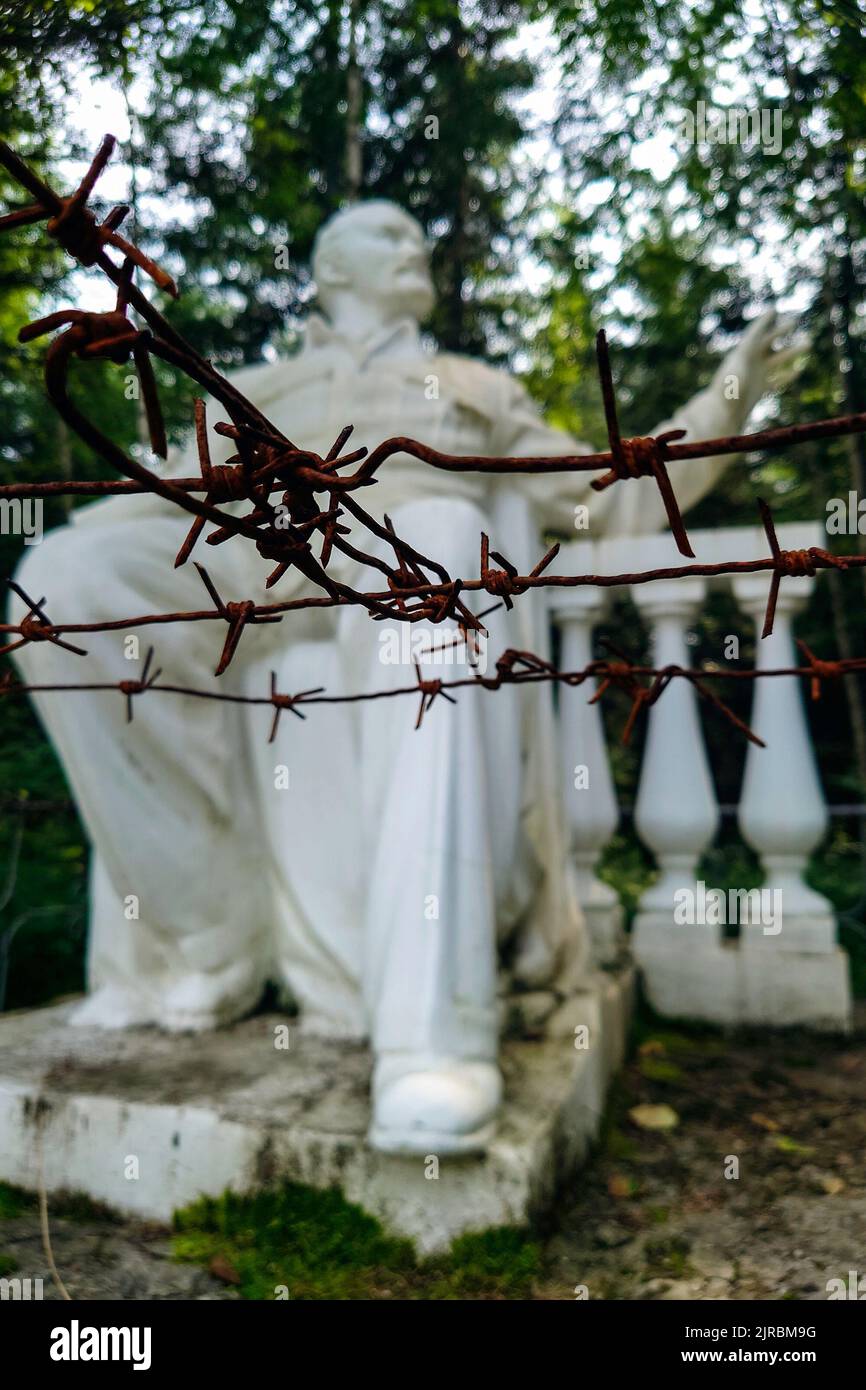 Eine zerflappende Lenin-Statue in einer Stadt im Fernen Osten Russlands Stockfoto
