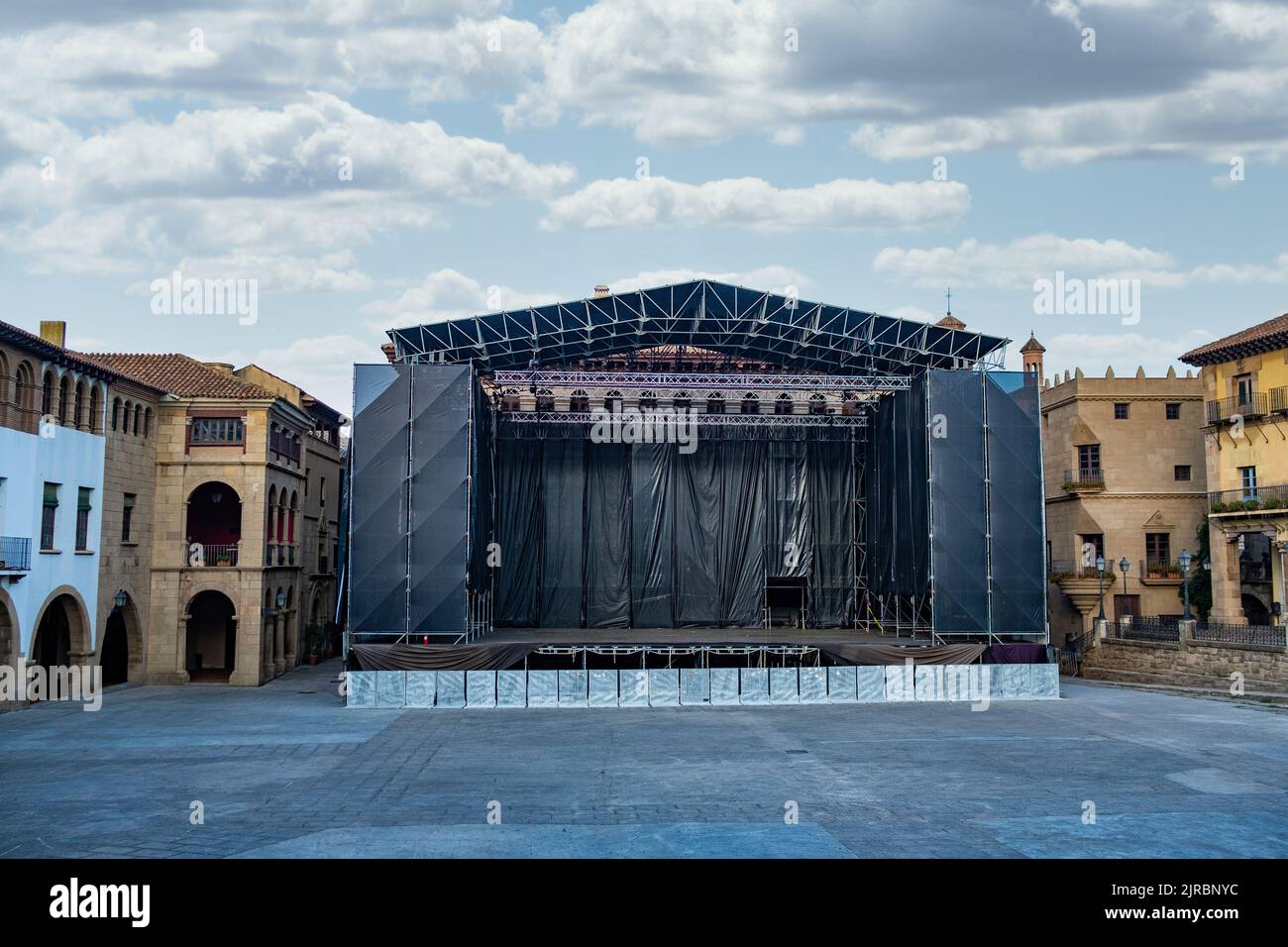 Plaza Mayor in Poble Espanyol mit Musikbühne für Live-Veranstaltung oder Konzert Stockfoto