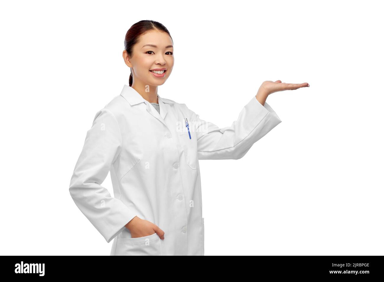 asiatische Ärztin hält etwas auf der Hand Stockfoto