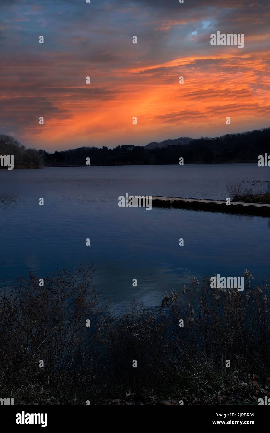Goldener Sonnenuntergang über dem Lake Junaluska im Westen von North Carolina. Stockfoto