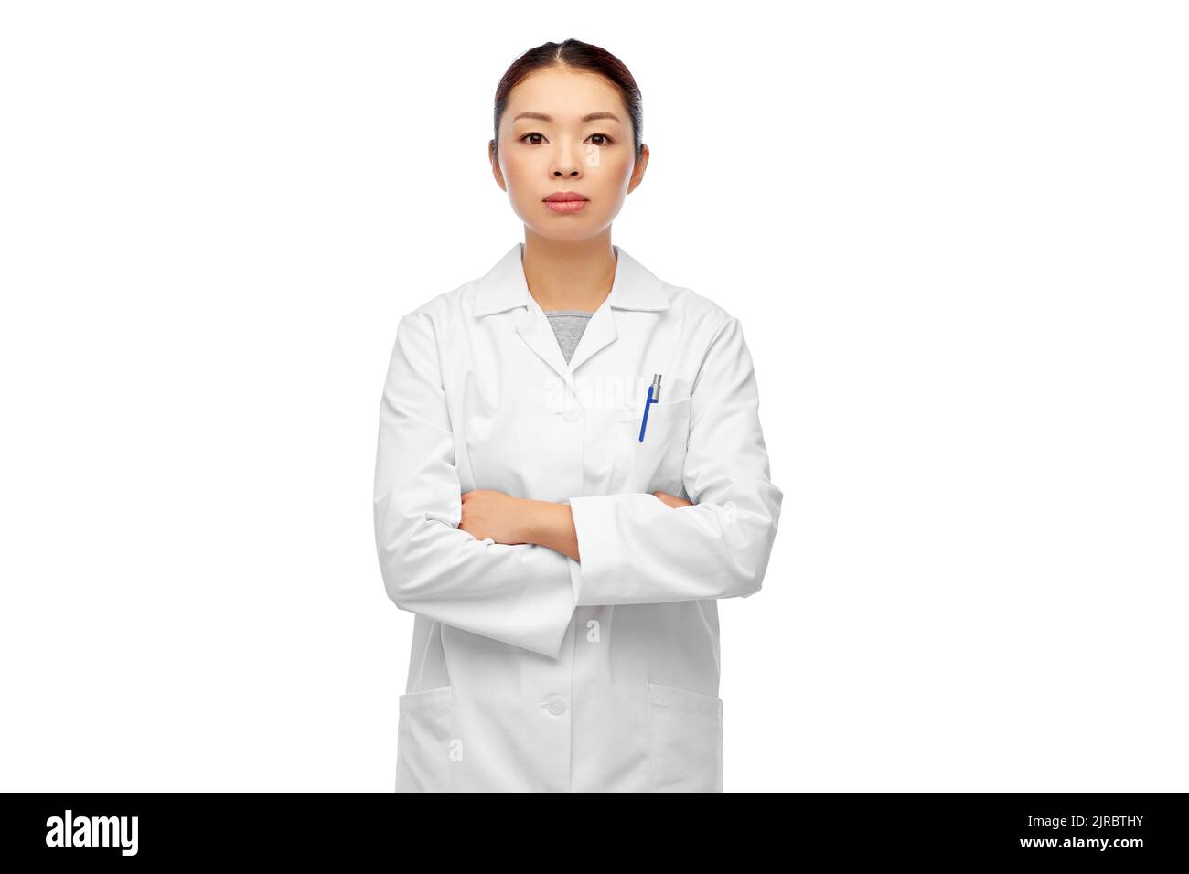 asiatische Ärztin mit gekreuzten Armen Stockfoto