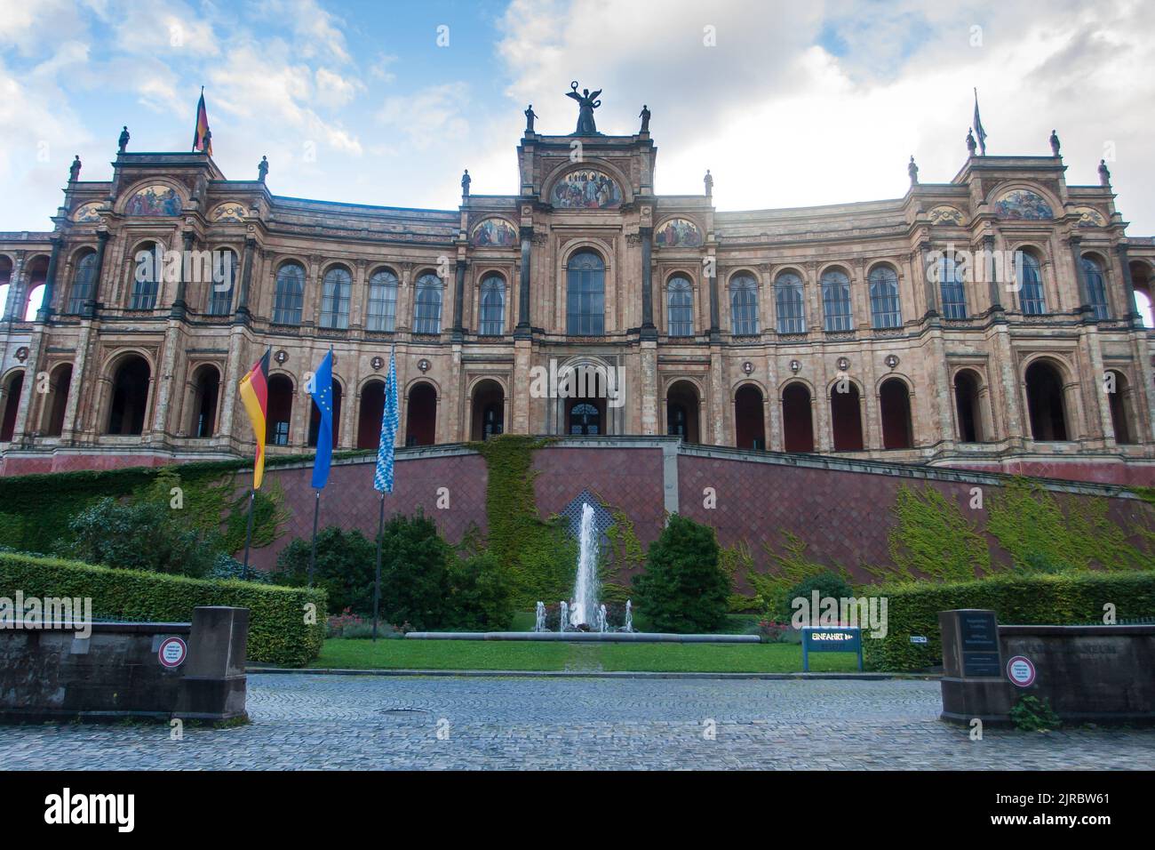 Das Maximilianeum, ein palastartiges Gebäude in München, wurde als Heim für die Stiftung begabter Studenten erbaut, beherbergt aber seit 1949 den Bayerischen Landtag Stockfoto