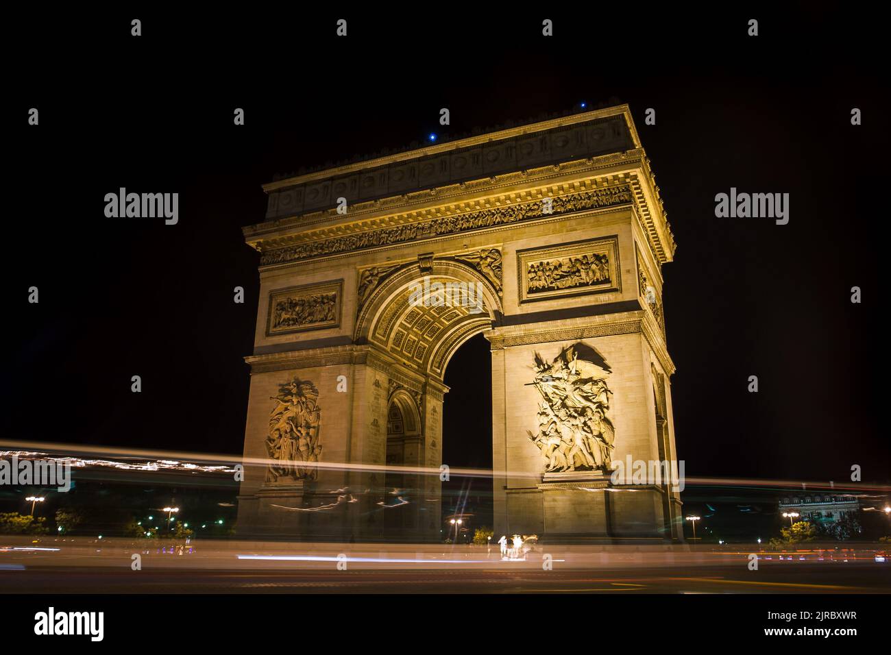 Triumphbogen, Pariser Tor, Frankreich bei Nacht. Eines der berühmten Monumente in Paris, am westlichen Ende der Champs-Élysé Centre, Place Charles de Gaulle Stockfoto