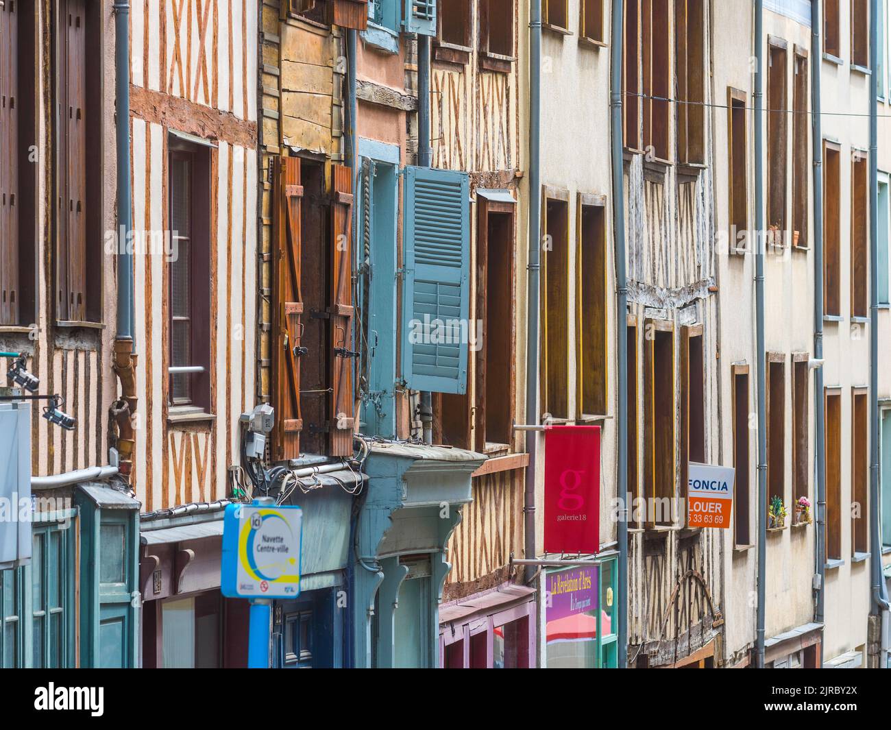 Gemischte Architekturstile an der Rue Raspail, Limoges, Haute-Vienne (87), Frankreich. Stockfoto