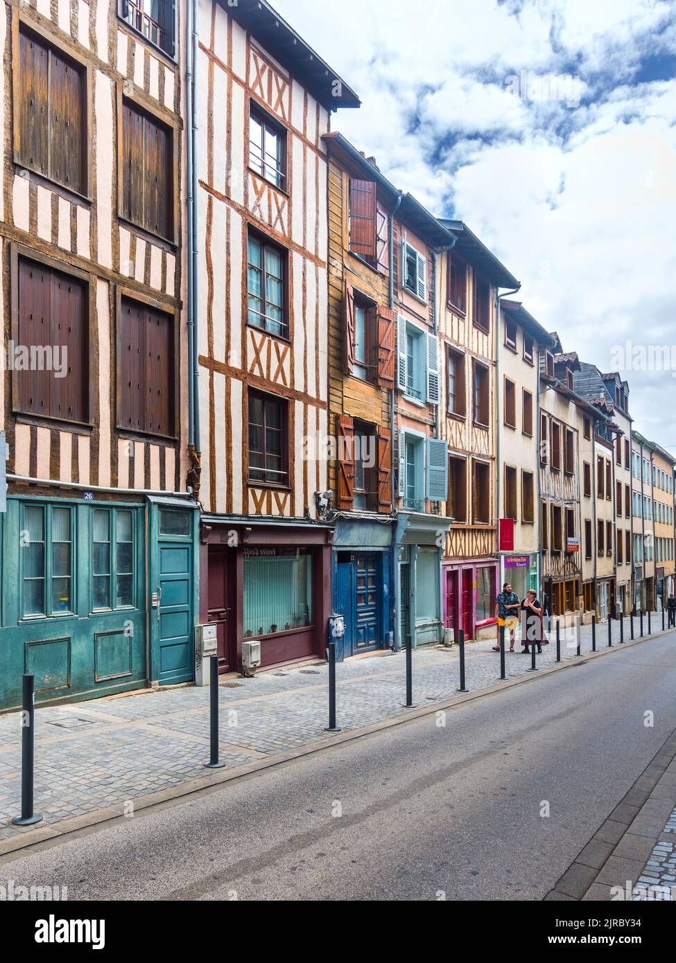 Gemischte Architekturstile an der Rue Raspail, Limoges, Haute-Vienne (87), Frankreich. Stockfoto