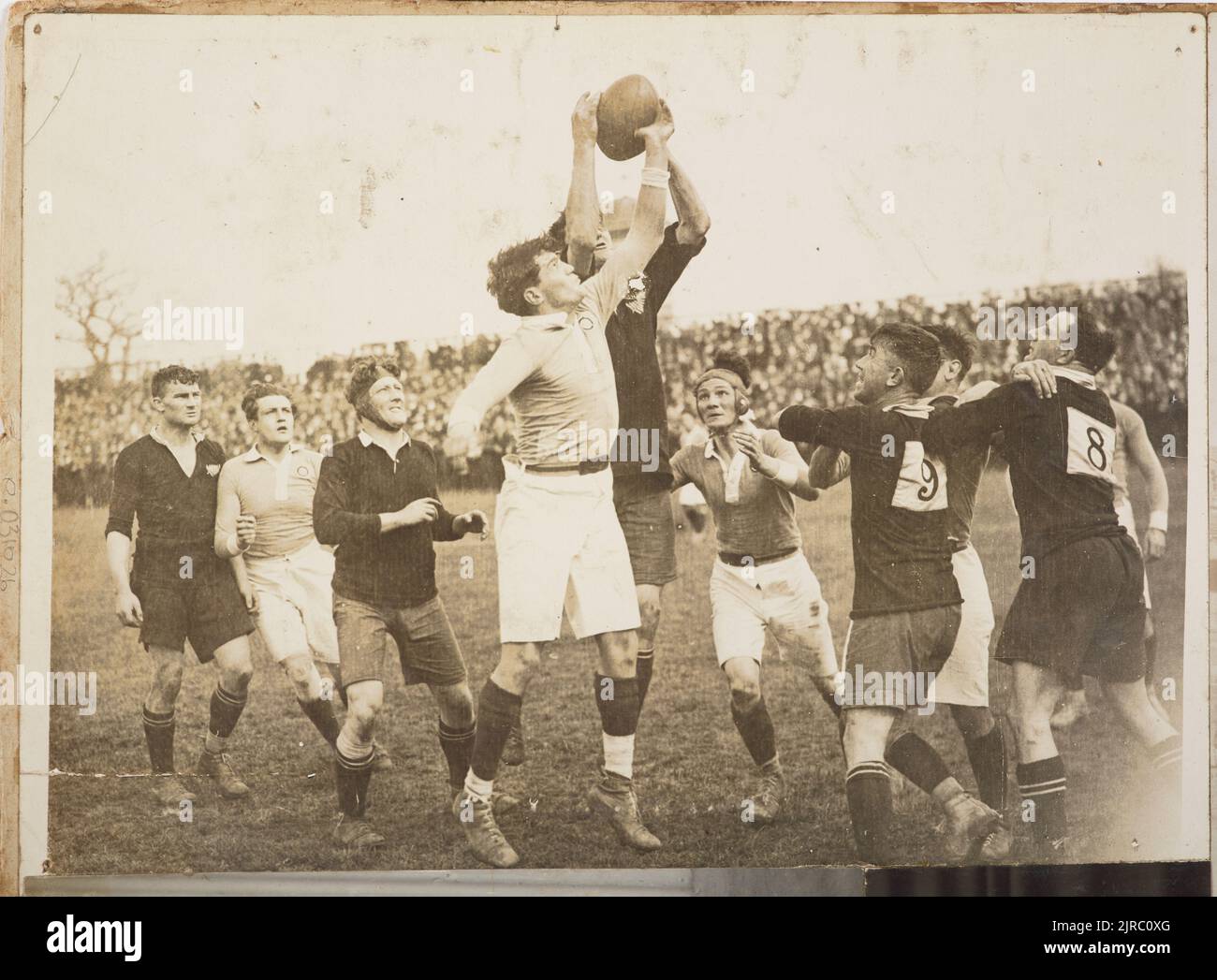 Rugby-Spiel. Aus dem Album: Sport und Politik Sammelalbum, 1919, Großbritannien, Hersteller unbekannt. Stockfoto