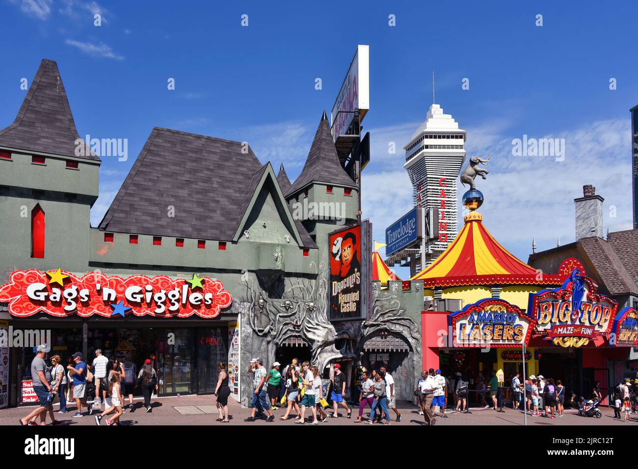 Niagara Falls, Kanada - 13. August 2022: Einige der zahlreichen Touristenattraktionen auf der belebten Straße Clifton Hill. Casino Niagara Tower kann gesehen werden in Stockfoto