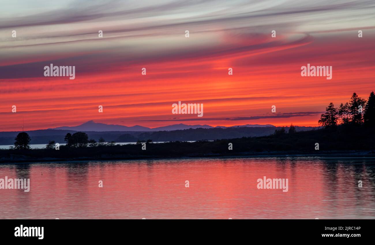 23.Mai 2022. 8:26 Uhr. Blick auf die Presidential Range in New Hampshire gegenüber von Barnes Island, Maine. Stockfoto