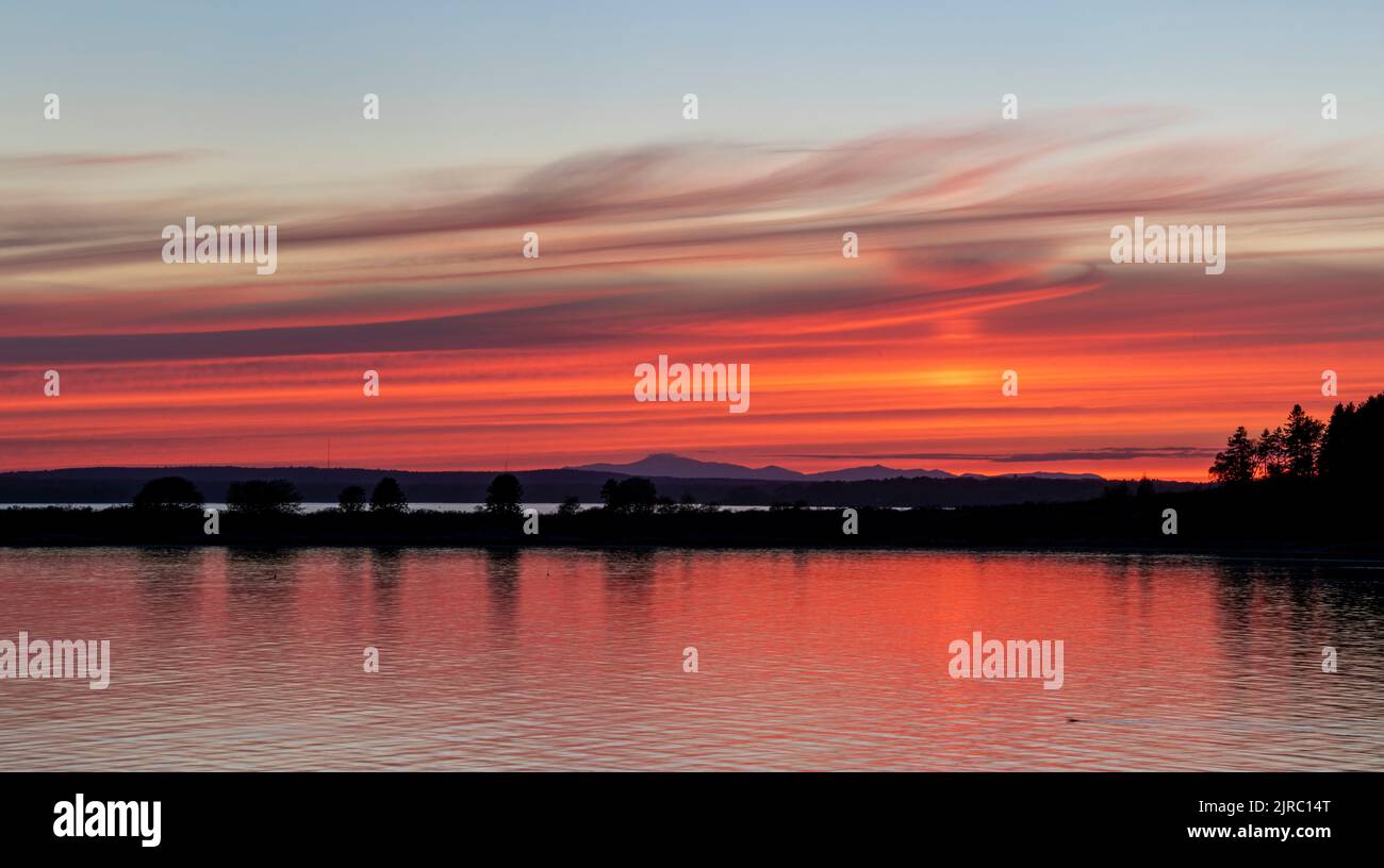 23.Mai 2022. 8:24 Uhr. Blick auf die Presidential Range von Barnes Island, Maine. Stockfoto