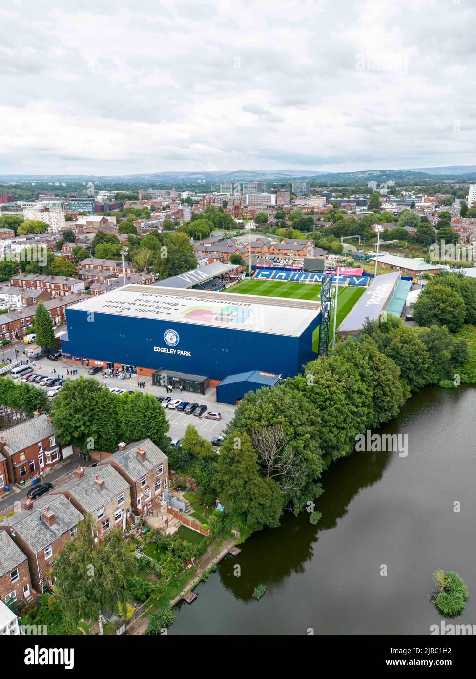 Manchester, Großbritannien. 23. August 2022. Eine Luftaufnahme des Edgely Parks (GV) vor dem Carabao Cup Second Round Spiel zwischen Stockport County und Leicester City im Edgely Park am 23. 2022. August in Manchester, England. (Foto von Daniel Chesterton/phcimages.com) Quelle: PHC Images/Alamy Live News Stockfoto