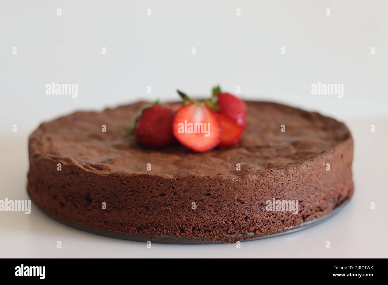 Torta Caprese. Schokolade- und Mandelkuchen. Ein leckerer, schokoladiger, mehlloser Kuchen von der italienischen Insel Capri. Mit einer wunderbaren Textur aus gemahlenen Mandeln, Stockfoto