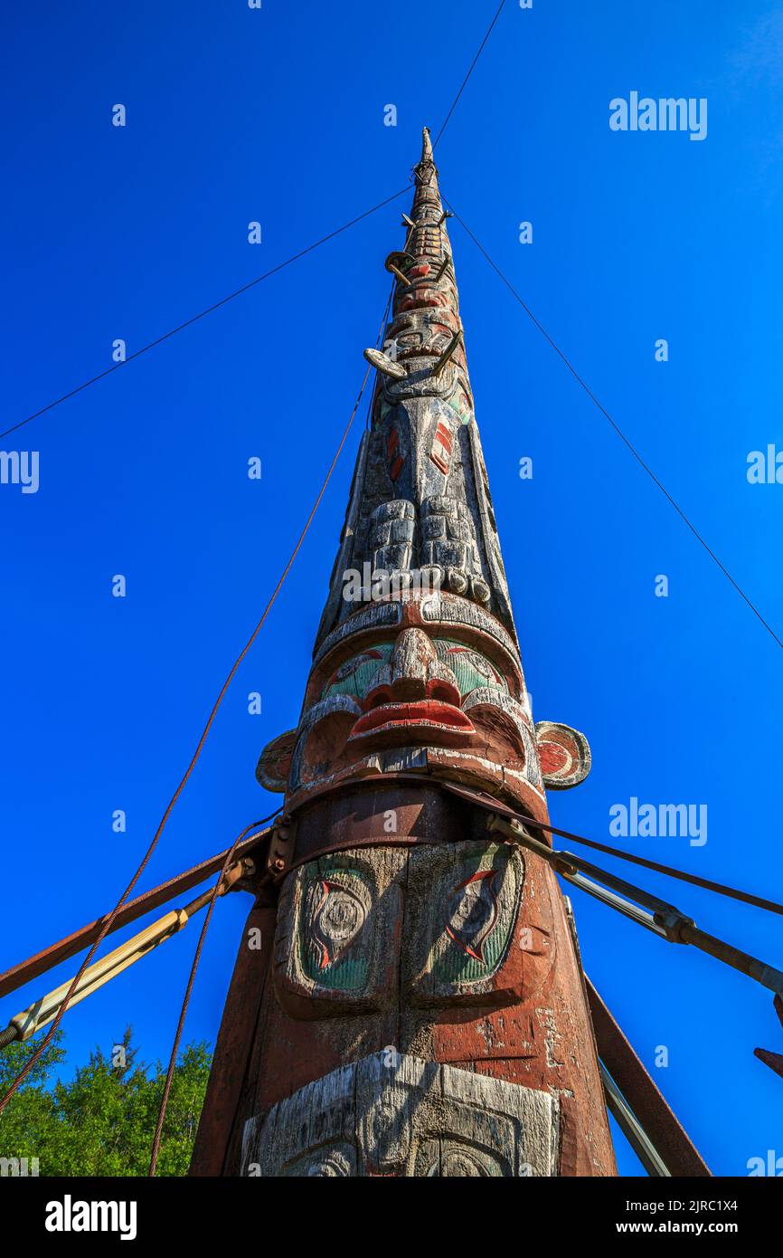 Bei 173 Fuß in der Höhe, das Totem Pole errichtet neben dem Großen Haus in Alert Bay erhebt den Anspruch der höchste der Welt. Stockfoto