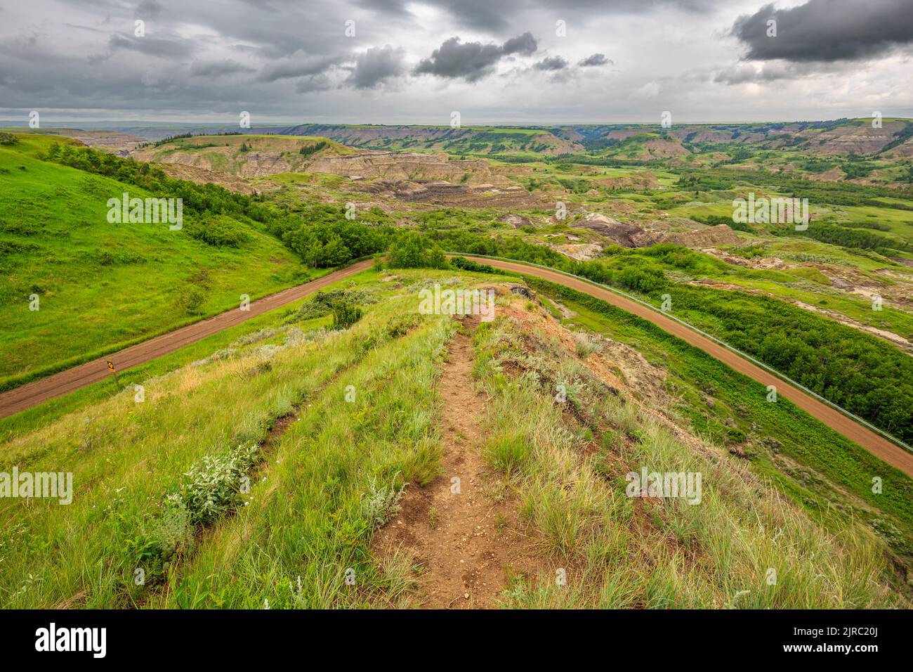 Stürmisches Wetter über den Badlands des Red Deer River Valley in der Nähe des Dry Island Buffalo Jump im Süden Albertas Stockfoto