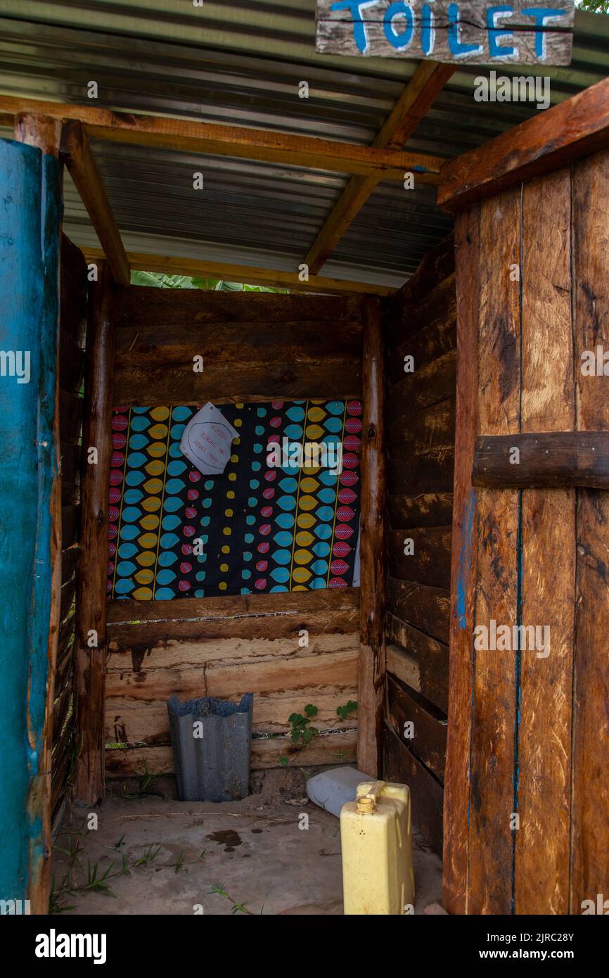 Die wasserlose öffentliche Toilette wurde in Uganda mit einfachen Sachen hergestellt Stockfoto