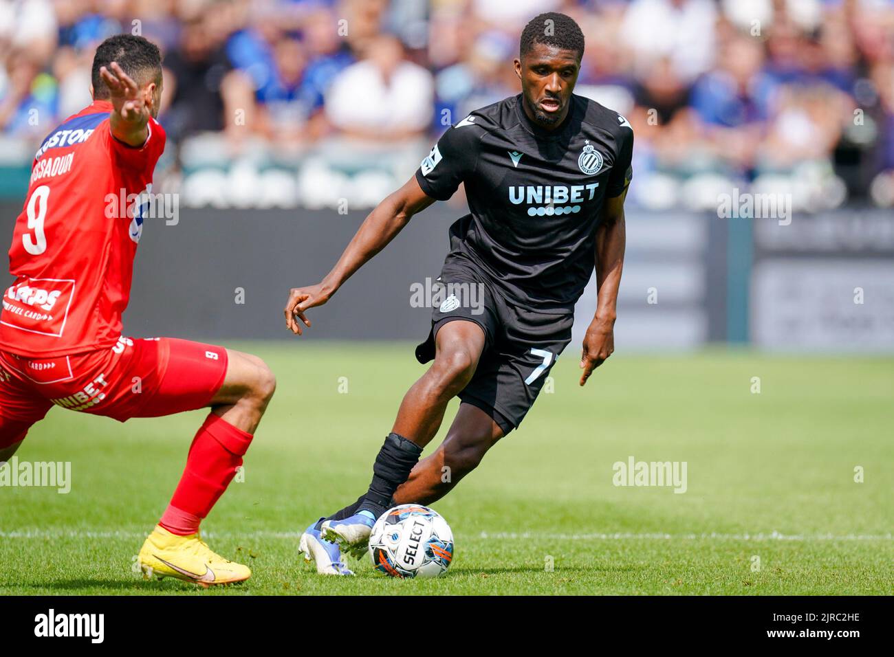 BRUGGES, BELGIEN - 21. AUGUST: Billal Messaoudi von KV Kortrijk und Clinton Mata vom Club Brugge KV während des Jupiler Pro League-Spiels zwischen Club Brugge KV und KV Kortrijk am 21. August 2022 im Jan Breydelstadion in Brugges, Belgien (Foto: Joris Verwijst/Orange Picles) Stockfoto