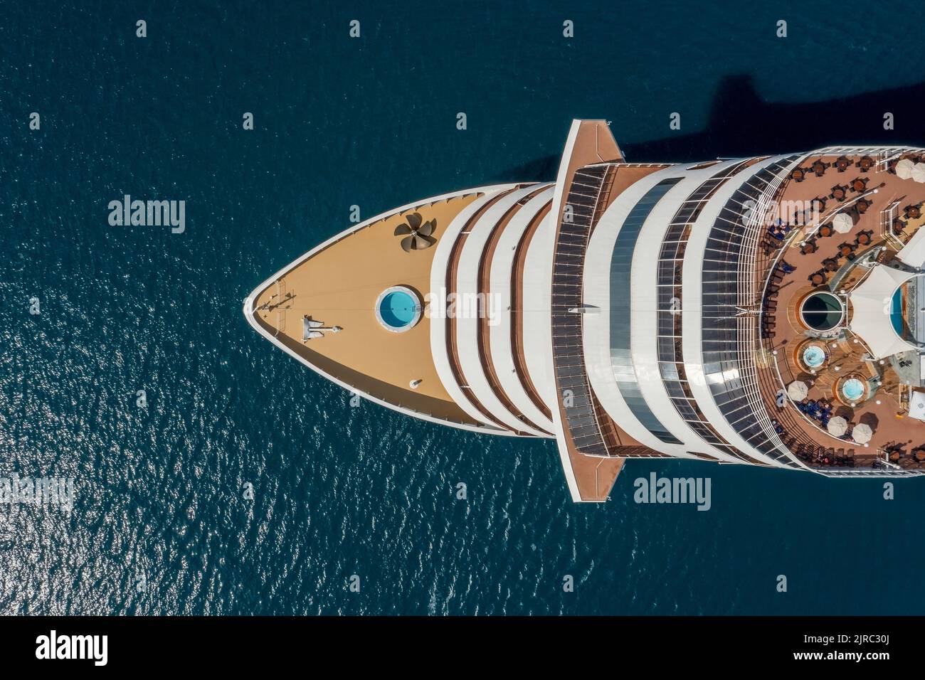 Großes Kreuzfahrtschiff Vorderbogen Ansicht von oben Stockfoto