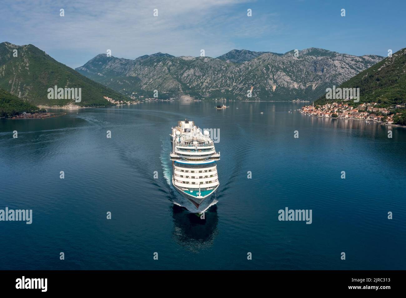 Kreuzfahrtschiff in der Bucht von Kotor Stockfoto
