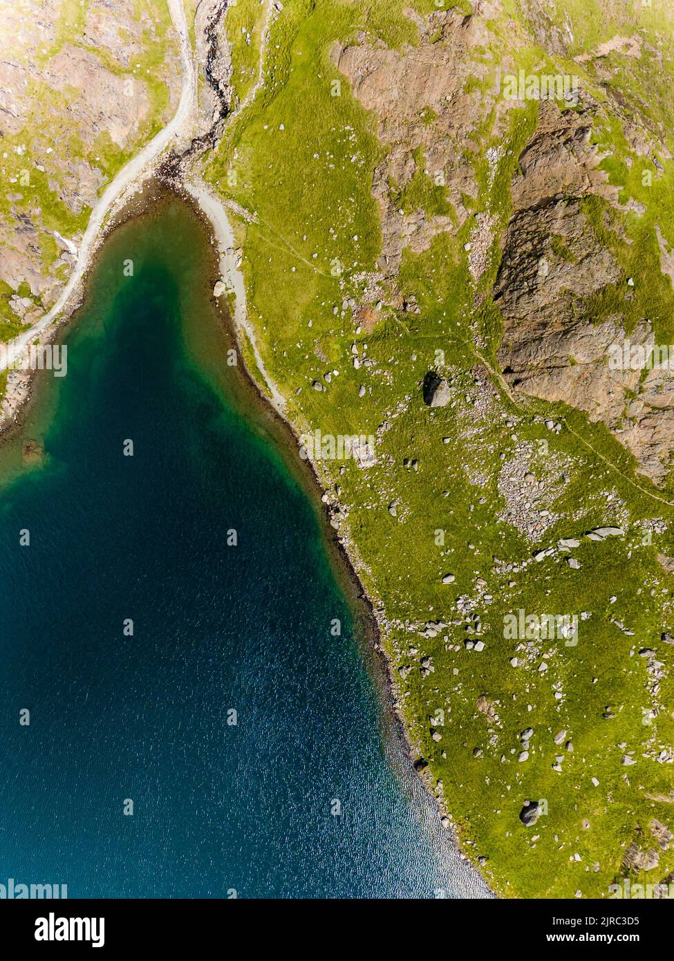 Luftaufnahme der Küste eines wunderschönen Bergsees, umgeben von Wanderwegen auf Snowdon, Wales (Llyn Glaslyn und The Miner's Track, Snowdonia) Stockfoto