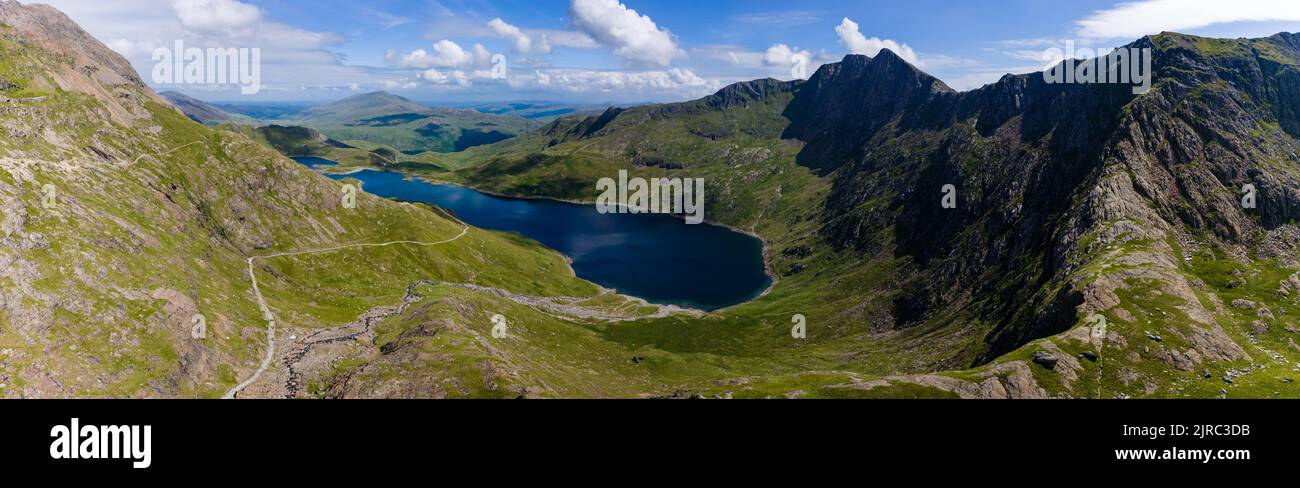 Luftaufnahme eines wunderschönen Bergsees und Wanderwege in der Nähe von Snowdon, Wales (Miner's Track und Llyn Llydaw, Snowdonia National Park) Stockfoto