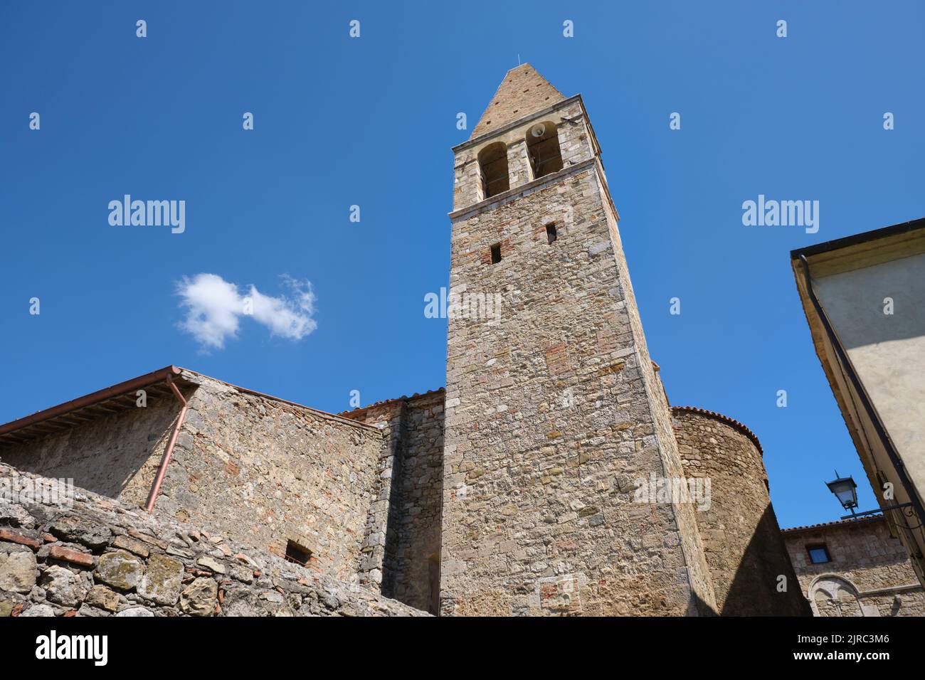 Glockenturm der Kirche san giovanni battista im Dorf Magliano in der Toskana Stockfoto