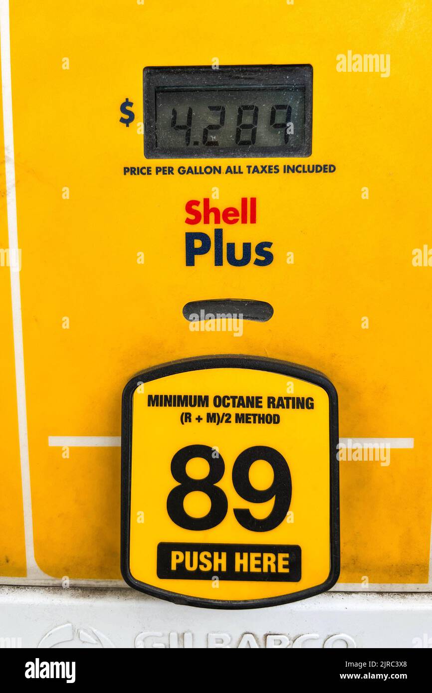 Waterville, Usa. 22. August 2022. Shell Gas Station in Waterville, ME zeigt seine Gaspreise am 22. August 2022 an. Die Gaspreise sind seit dem 14. Juni 2022 um mehr als 85 Cent pro Gallone gesunken, nachdem sie einen durchschnittlichen Höchstwert von $5,02 erreicht haben. (Foto von Samuel Rigelhaupt/Sipa USA) Quelle: SIPA USA/Alamy Live News Stockfoto