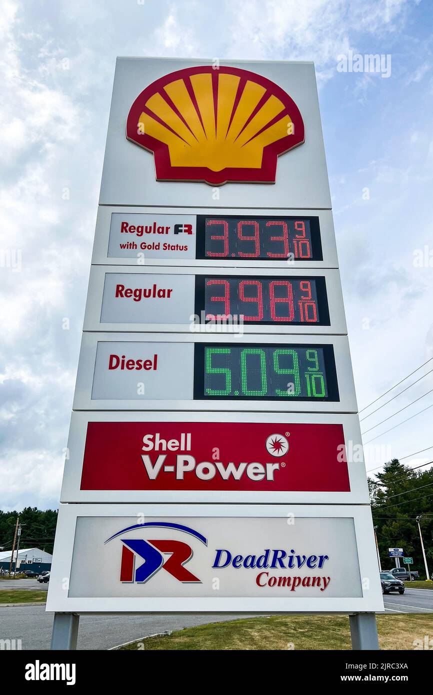 Waterville, Usa. 22. August 2022. Shell Gas Station in Waterville, ME zeigt seine Gaspreise am 22. August 2022 an. Die Gaspreise sind seit dem 14. Juni 2022 um mehr als 85 Cent pro Gallone gesunken, nachdem sie einen durchschnittlichen Höchstwert von $5,02 erreicht haben. (Foto von Samuel Rigelhaupt/Sipa USA) Quelle: SIPA USA/Alamy Live News Stockfoto