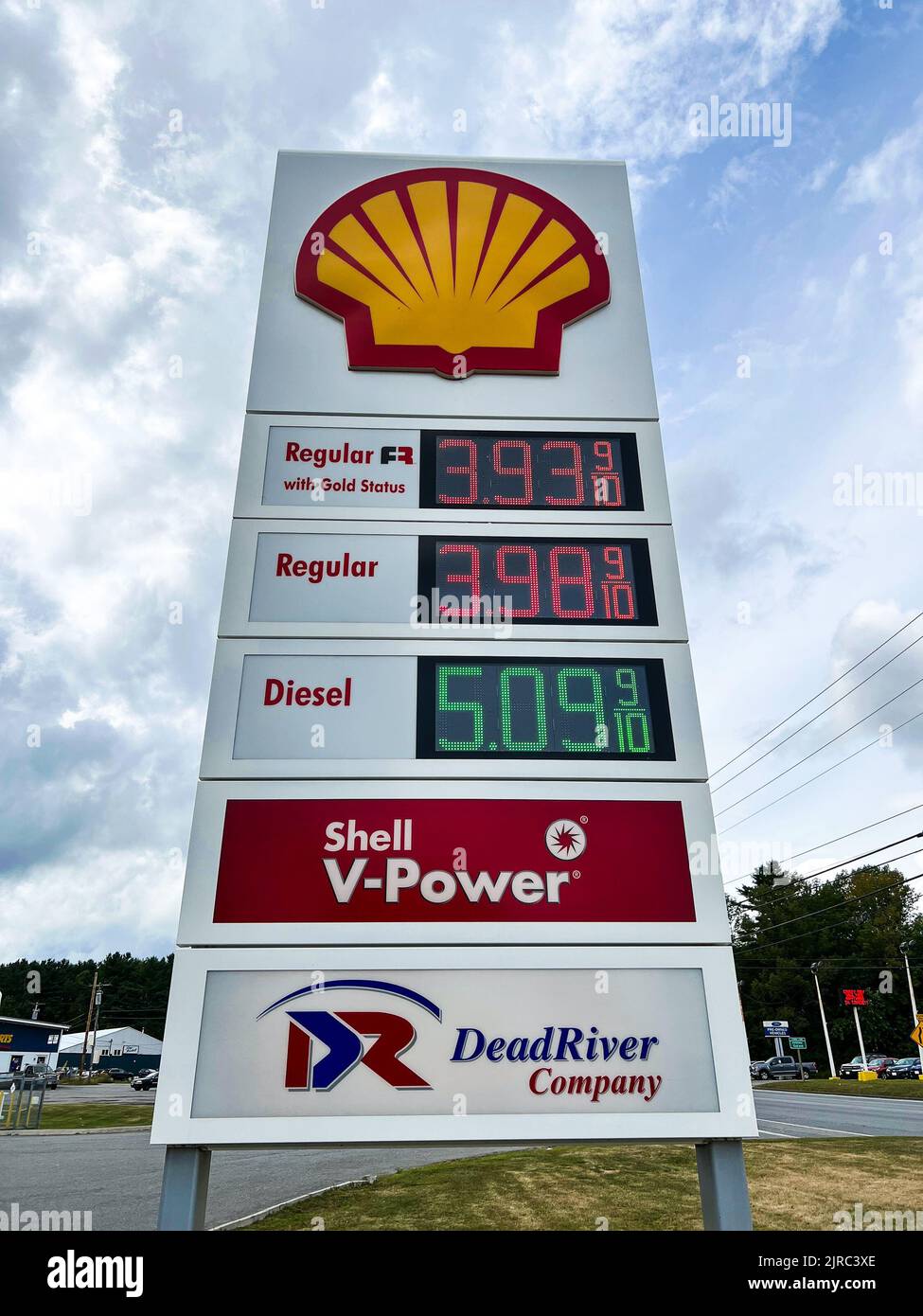 Waterville, Usa. 22. August 2022. Shell Gas Station in Waterville, ME zeigt seine Gaspreise am 22. August 2022 an. Die Gaspreise sind seit dem 14. Juni 2022 um mehr als 85 Cent pro Gallone gesunken, nachdem sie einen durchschnittlichen Höchstwert von $5,02 erreicht haben. (Foto von Samuel Rigelhaupt/Sipa USA) Quelle: SIPA USA/Alamy Live News Stockfoto