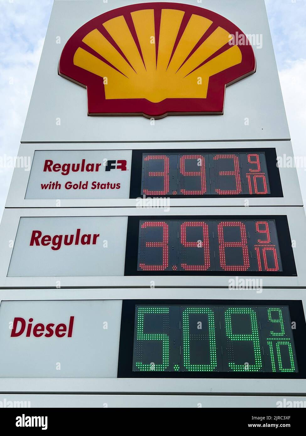 Waterville, Usa. 22. August 2022. Shell Gas Station in Waterville, ME zeigt seine Gaspreise am 22. August 2022 an. Die Gaspreise sind seit dem 14. Juni 2022 um mehr als 85 Cent pro Gallone gesunken, nachdem sie einen durchschnittlichen Höchstwert von $5,02 erreicht haben. (Foto von Samuel Rigelhaupt/Sipa USA) Quelle: SIPA USA/Alamy Live News Stockfoto