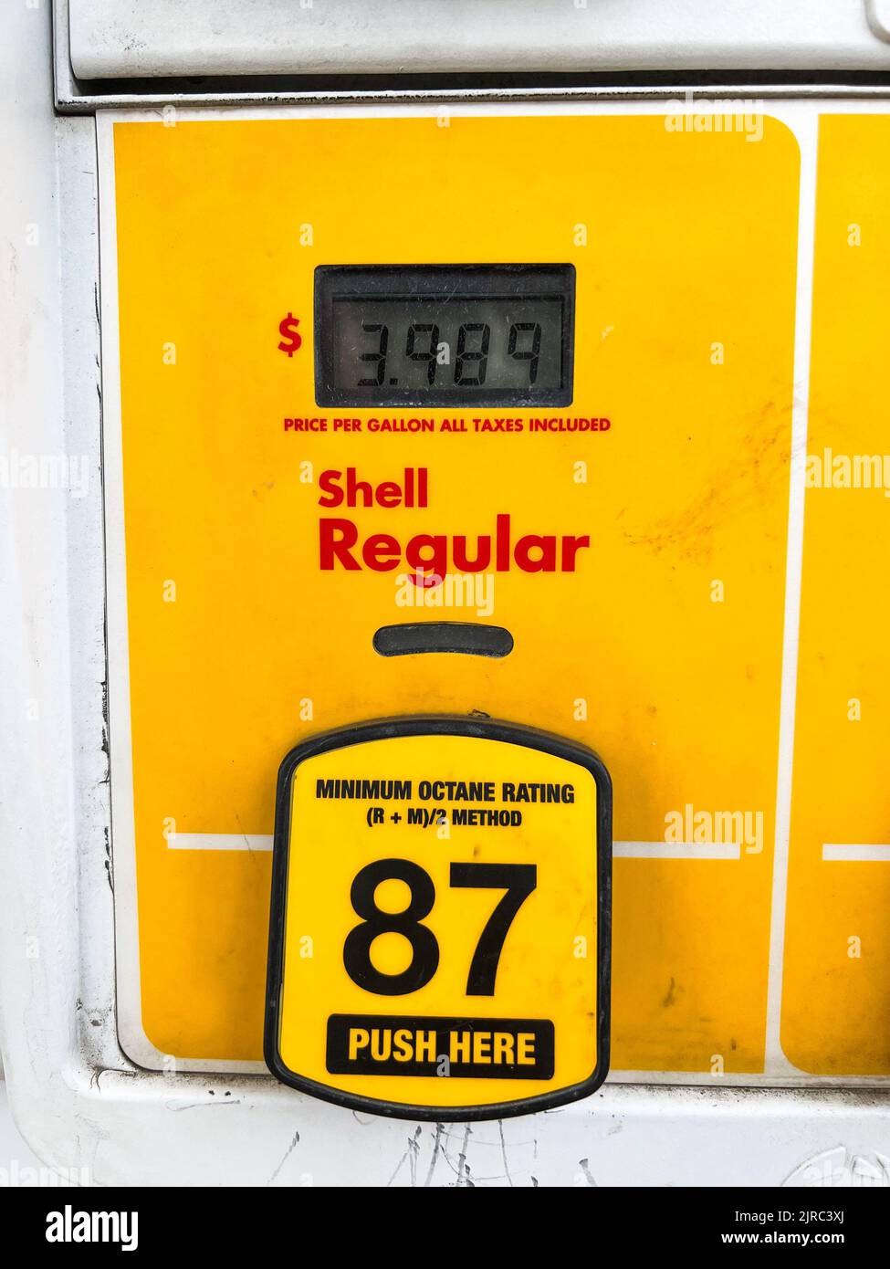 Waterville, Usa. 22. August 2022. Shell Gas Station in Waterville, ME zeigt seine Gaspreise am 22. August 2022 an. Die Gaspreise sind seit dem 14. Juni 2022 um mehr als 85 Cent pro Gallone gesunken, nachdem sie einen durchschnittlichen Höchstwert von $5,02 erreicht haben. (Foto von Samuel Rigelhaupt/Sipa USA) Quelle: SIPA USA/Alamy Live News Stockfoto