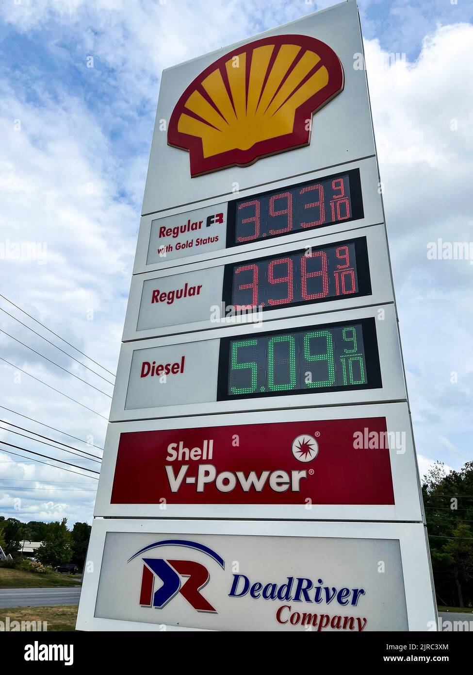 Waterville, Usa. 22. August 2022. Shell Gas Station in Waterville, ME zeigt seine Gaspreise am 22. August 2022 an. Die Gaspreise sind seit dem 14. Juni 2022 um mehr als 85 Cent pro Gallone gesunken, nachdem sie einen durchschnittlichen Höchstwert von $5,02 erreicht haben. (Foto von Samuel Rigelhaupt/Sipa USA) Quelle: SIPA USA/Alamy Live News Stockfoto
