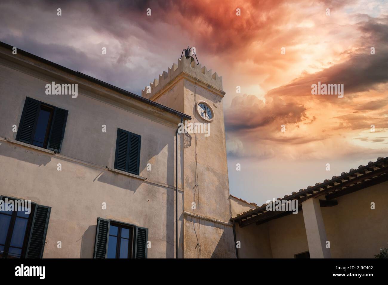 Glockenturm mit Uhr im Dorf Magliano in der Toskana Stockfoto