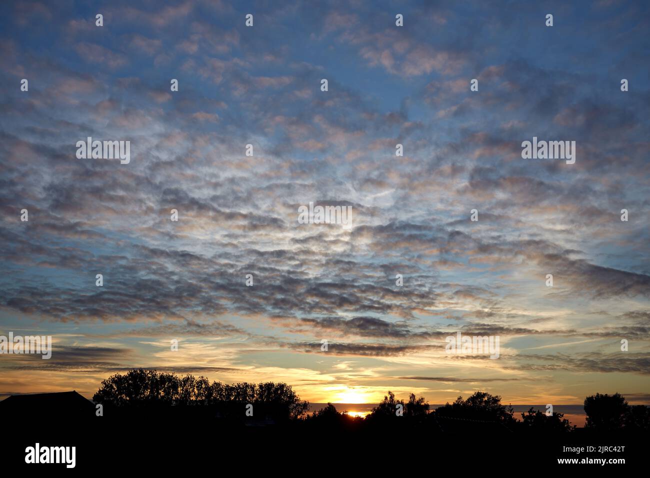 Schöner Himmel und Sonne mit Wolken bei Sonnenuntergang Stockfoto