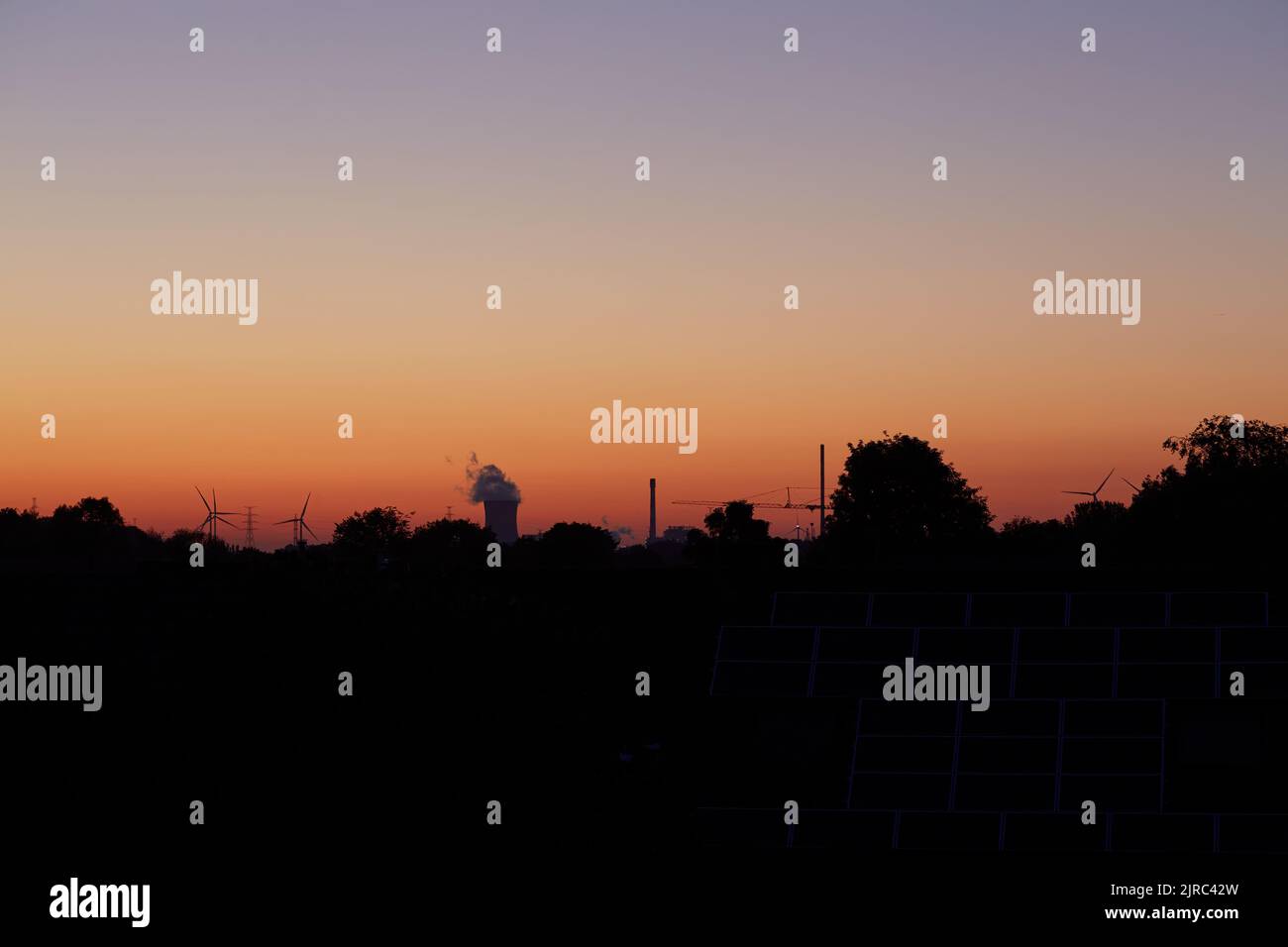 Kraftwerk in Silhouettenbild bei Sonnenuntergang Stockfoto