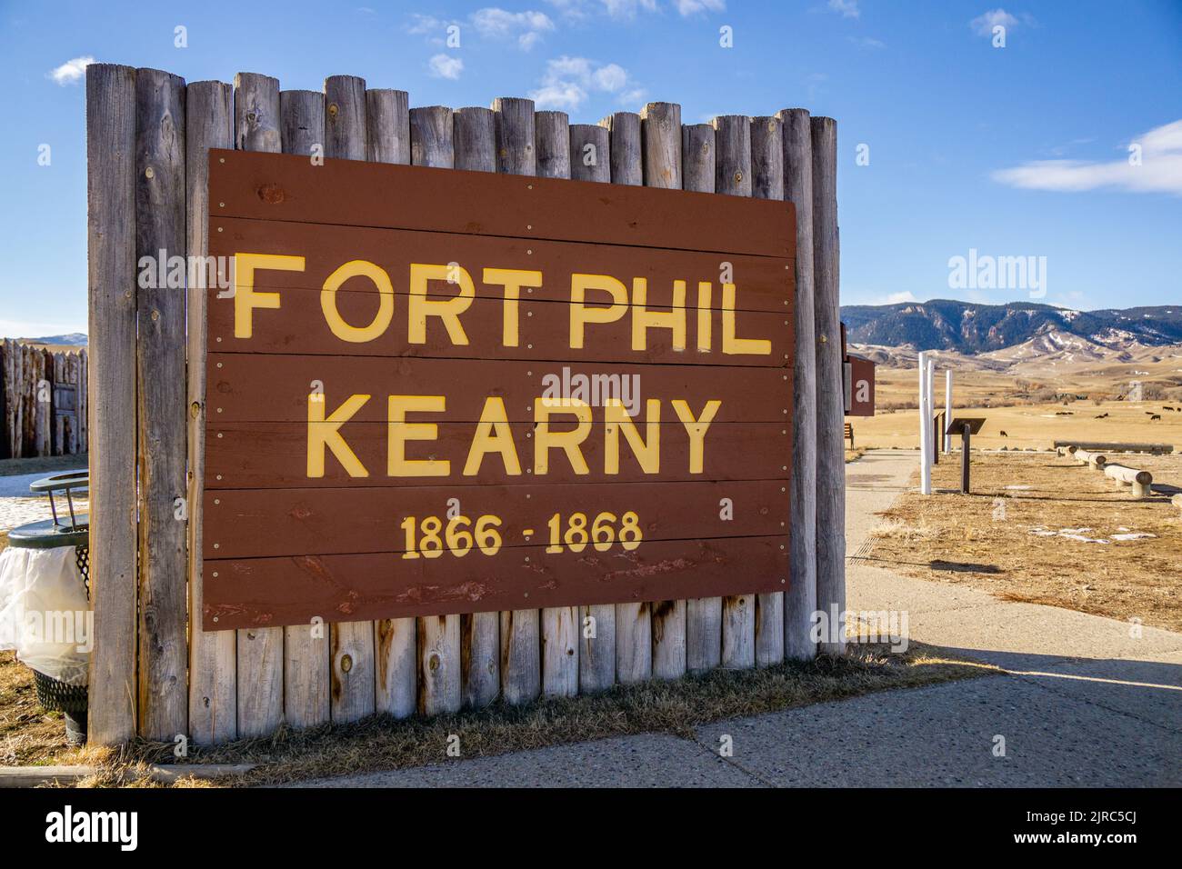 Die historische Stätte Fort Phil Kearny ist mit gelben Buchstaben und einem Schild am Eingang des Pfostens gekennzeichnet. Stockfoto