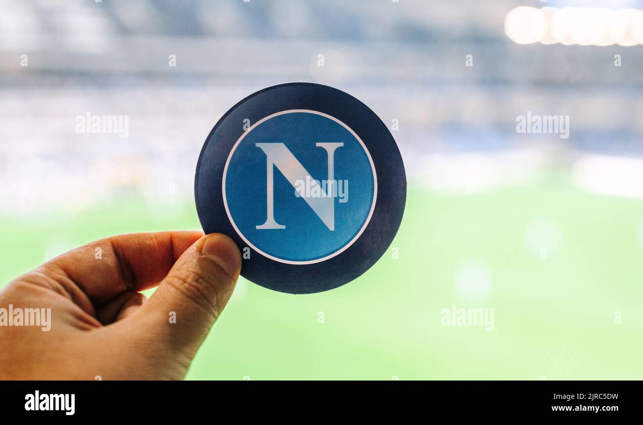 12. September 2021, Neapel, Italien. S.S.C. Fußballverein Emblem Napoli vor der Kulisse eines modernen Stadions. Stockfoto