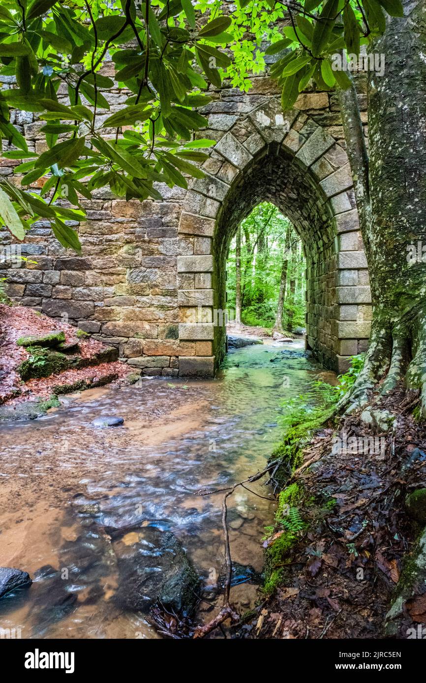 Der Little Gap Creek verläuft durch den gotischen Bogen der Poinsett Bridge im Greenville County, South Carolina Heritage Preserve. Stockfoto