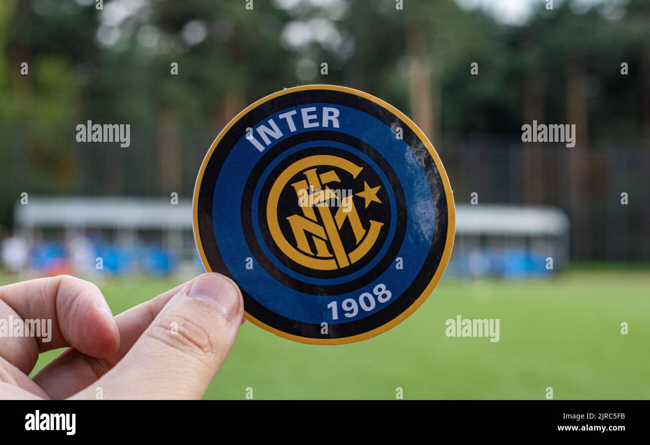 30. August 2021, Moskau, Russland. Das Emblem des Fußballvereins Inter Mailand auf dem Hintergrund der grünen Wiese des Stadions. Stockfoto