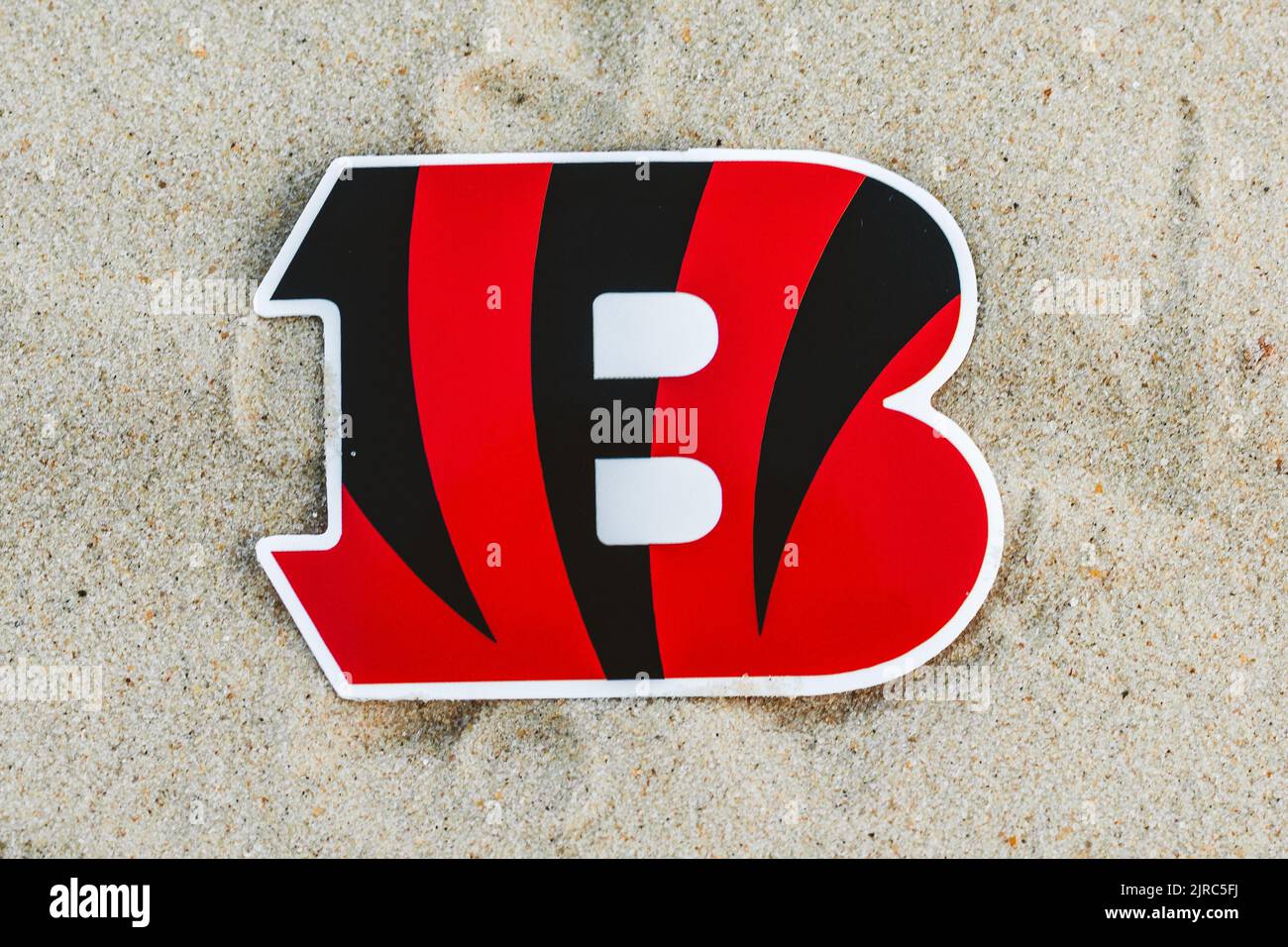 15. September 2021, Moskau, Russland. Das Emblem des Fußballvereins Cincinnati Bengals auf dem Sand des Strandes. Stockfoto