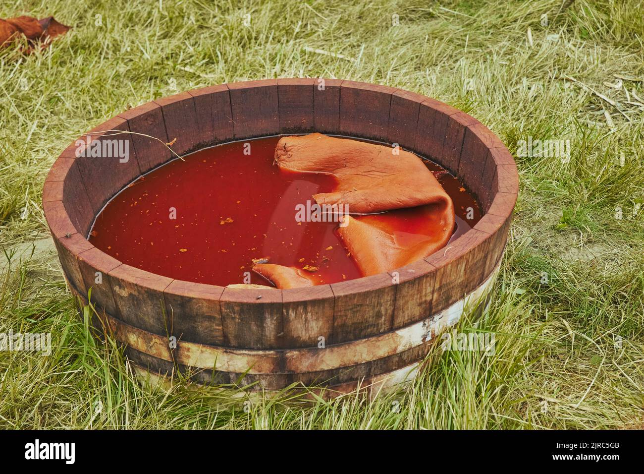 Das Färben von Leder in einem Fass auf die uralte Art und Weise. Stockfoto