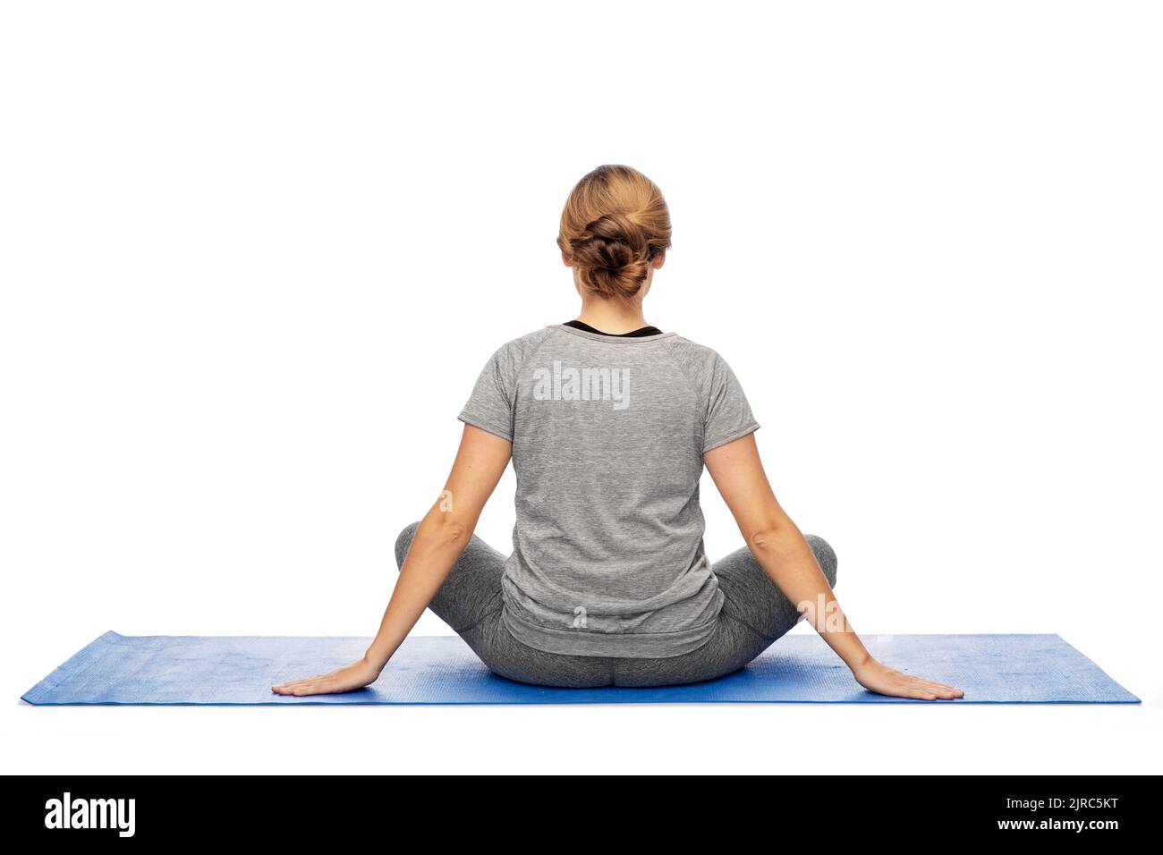 Frau, die Yoga auf der Matte macht Stockfoto