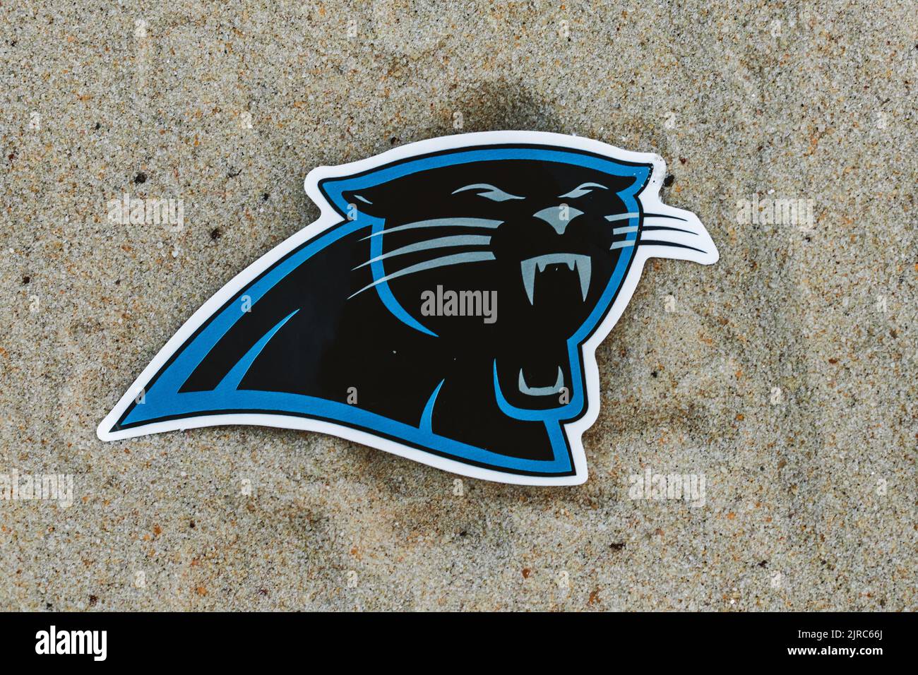 15. September 2021, Moskau, Russland. Das Emblem des Fußballclubs Carolina Panthers auf dem Sand des Strandes. Stockfoto