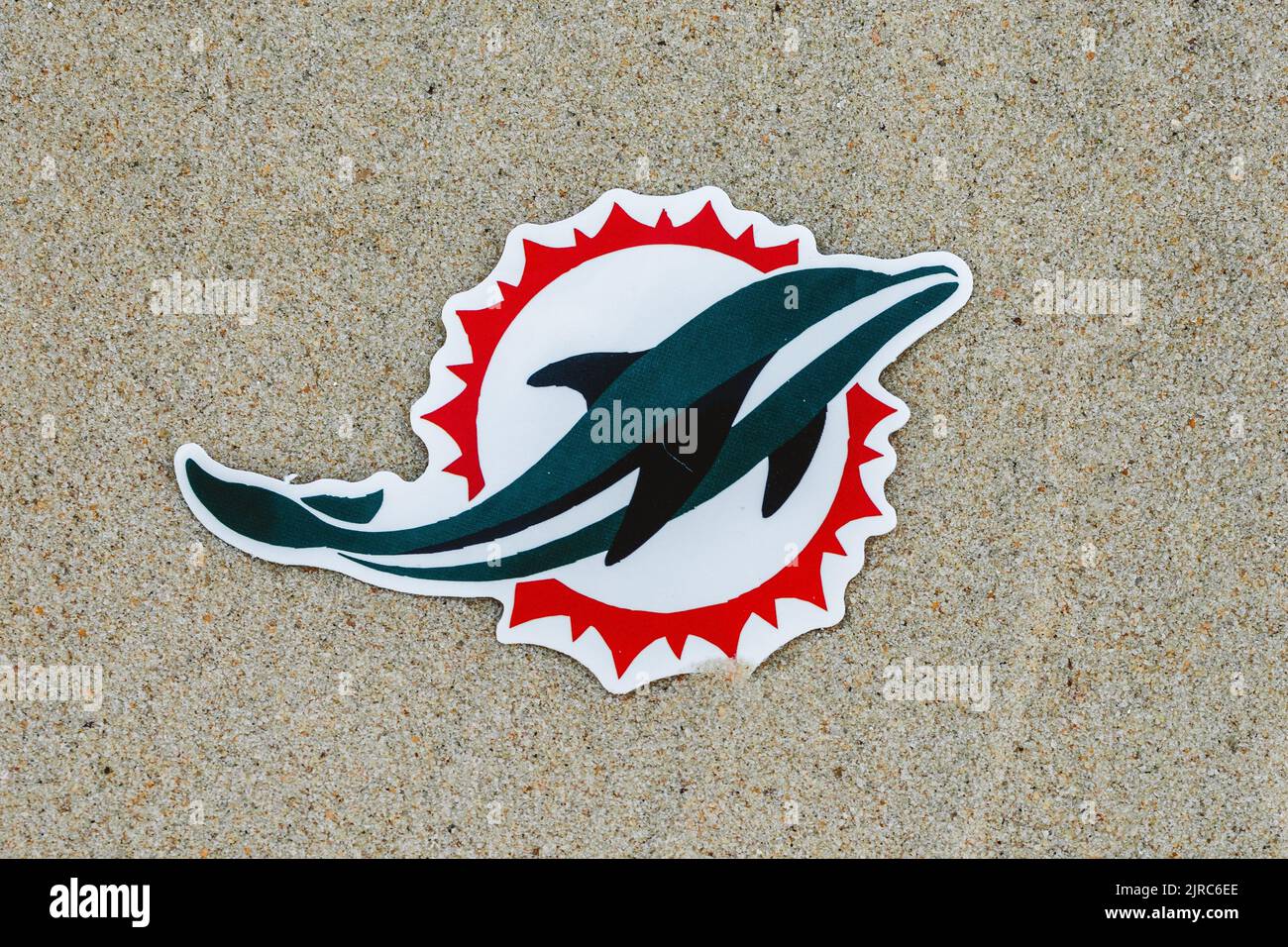 15. September 2021, Moskau, Russland. Das Emblem des Miami Dolphins Fußballklubs auf dem Sand des Strandes. Stockfoto